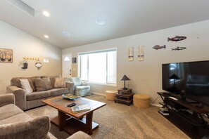 Fernseher, Kamin, Tischtennisplatte