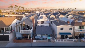 Un quartier résidentiel où les maisons sont dotées de vérandas, de paraboles de télévision par satellite et offrent une vue dégagée sur l’océan.