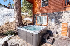 Banyera d'hidromassatge a l'aire lliure