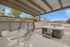Outdoor dining - Fable by AvantStay | 2 Unique Spaces, w/ Bowling, Hot Tub, Fire Pit, Large Yard (Joshua Tree)