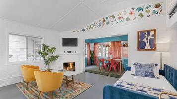 2 bedrooms, iron/ironing board, travel cot, free WiFi