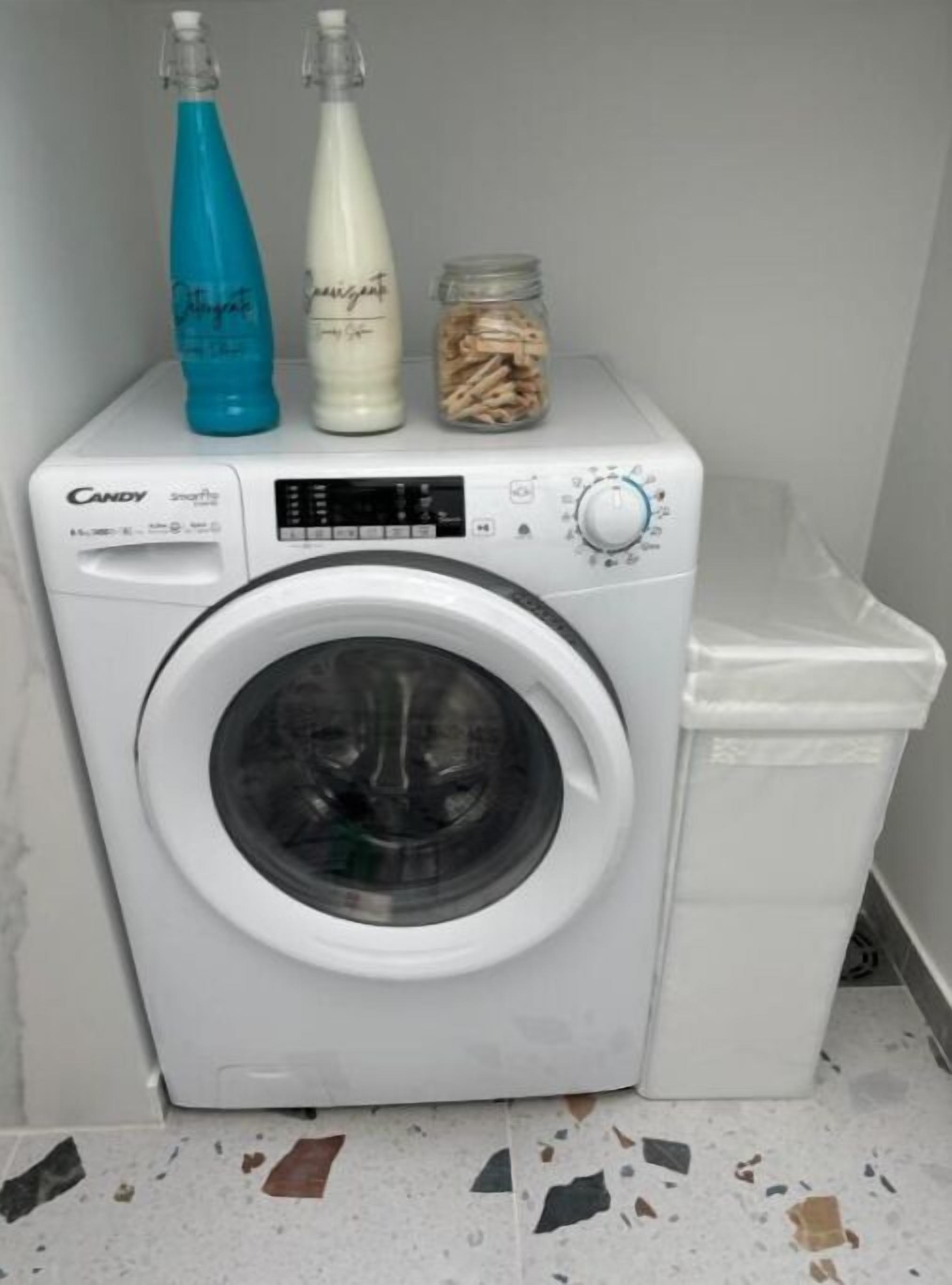 Een witte Candy wasmachine met bedieningspaneel en een voorlaadklep.
