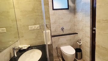 Elite Room | Bathroom | Free toiletries, towels