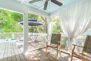 Terrace/patio - Cast Away by AvantStay | Stunning Modern Home Near Beach w/ Two Kitchens (Isle Of Palms)