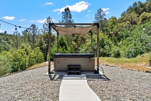 Outdoor spa tub - Spa, Family, Pets/Friends & Views plus Yosemite! (Oakhurst)