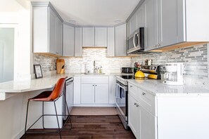 Kühlschrank, Mikrowelle, Ofen, Herdplatte