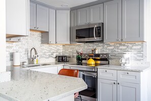 冷蔵庫、電子レンジ、オーブン、コンロ