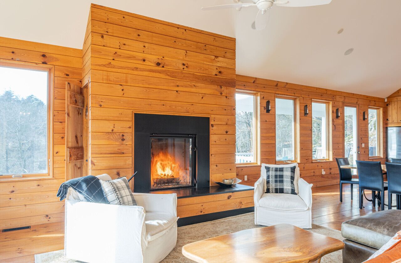 Smart TV, fireplace, books, stereo