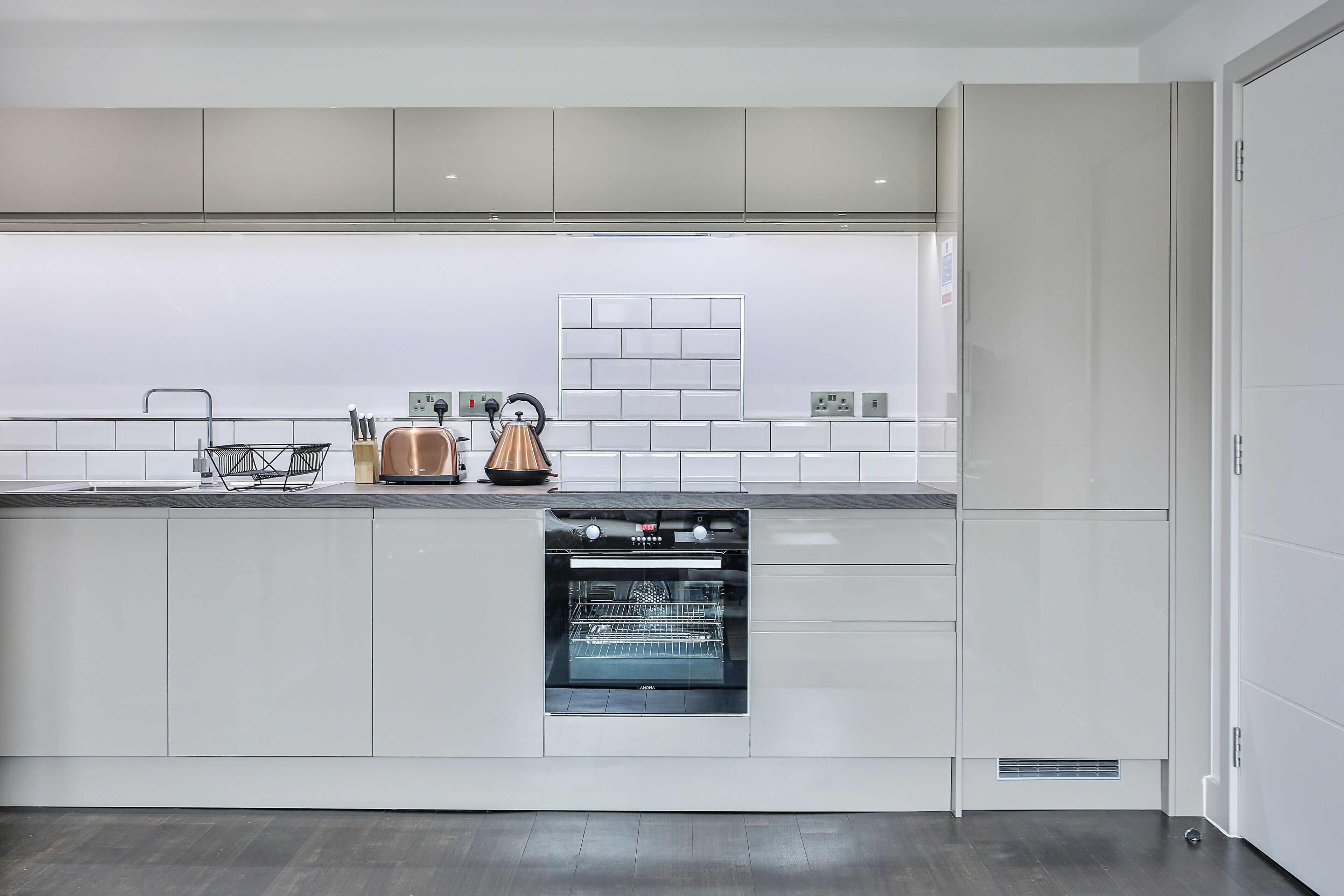 Kjøleskap, mikrobølgeovn, ovn og oppvaskmaskin