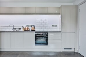 Geladeira, micro-ondas, fogão, lava-louças