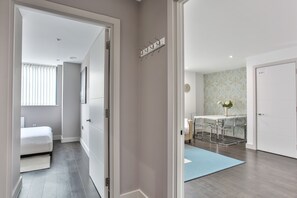 2 室のベッドルーム、アイロン / アイロン台、WiFi (無料)
