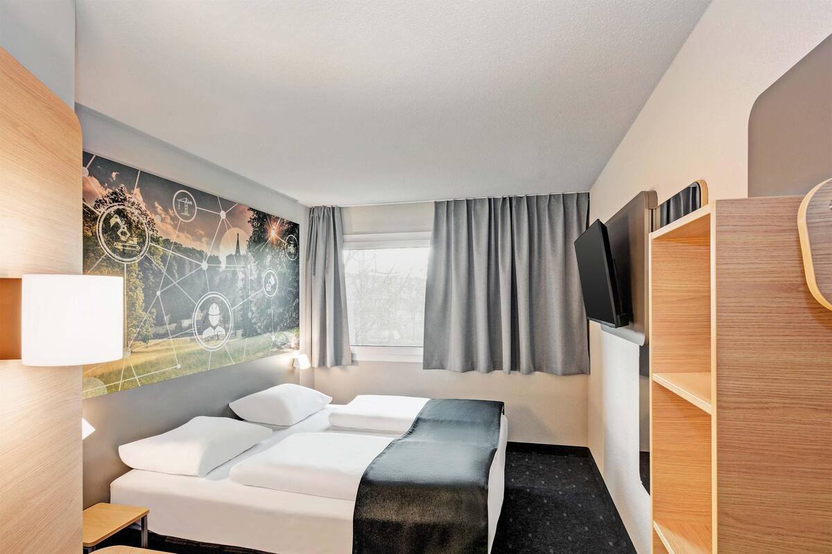 ダブルルーム (French bed) | 1 室のベッドルーム、遮光カーテン、防音設備、WiFi (無料)