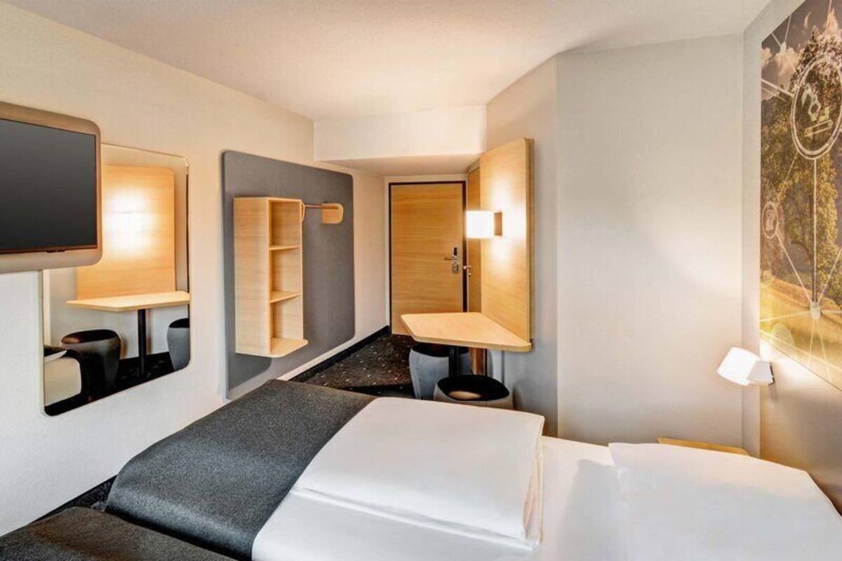 Blackout curtains, soundproofing, free WiFi