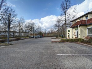 Ubetjent parkering (EUR 8 per dag)