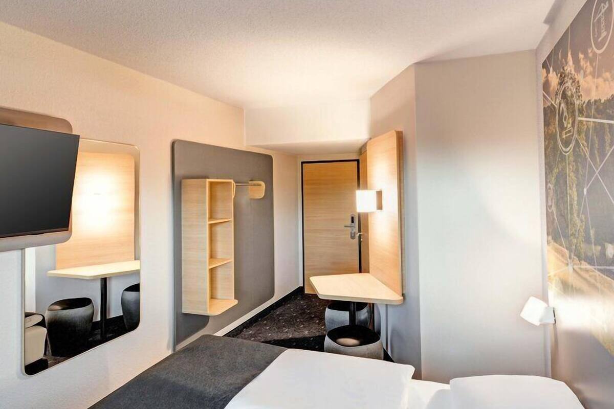 Blackout curtains, soundproofing, free WiFi