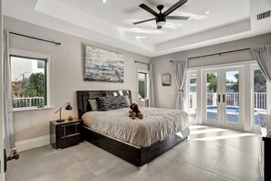 3 slaapkamers, een bureau, een strijkplank/strijkijzer, reisbedje