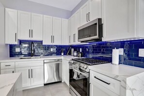 Køleskab, mikrobølgeovn, ovn, kogeplade