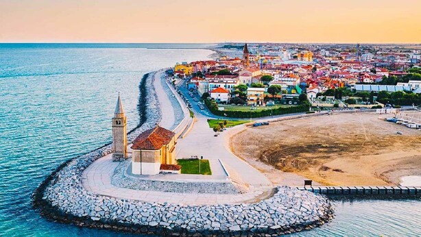 A coastal town with a prominent church, a beach, and a stone breakwater. - Apartment near the centre of Caorle (Caorle (VE))