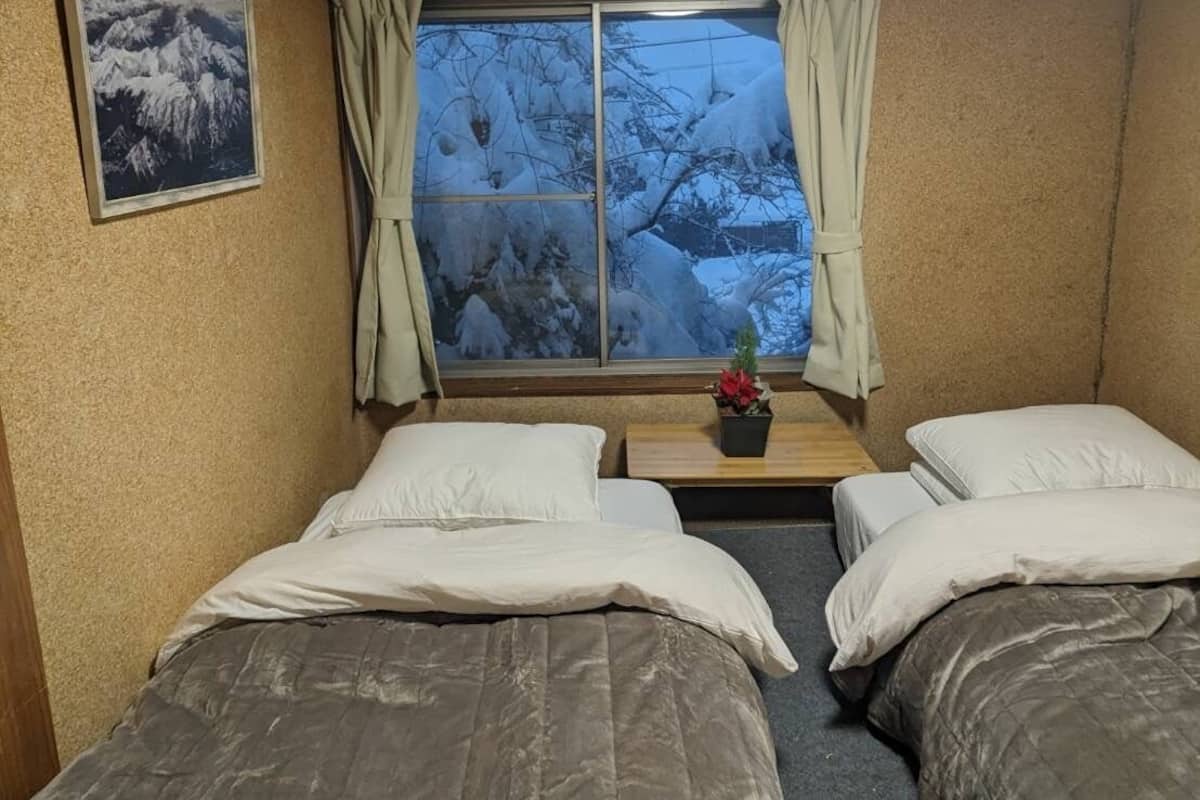 Kamer, 1 twee- of 2 eenpersoonsbedden | Een bureau, gratis wifi, beddengoed