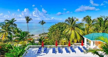 Palms Cottage at Viking Hill Resort with Pool