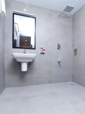 Deluxe Double Room | Bathroom | Slippers