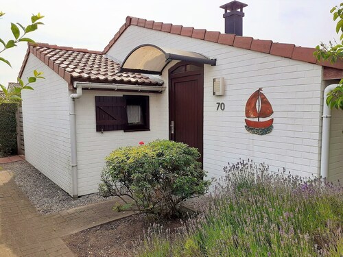 Zeepolder II 70 - Cozy polder house with fully fenced garden.