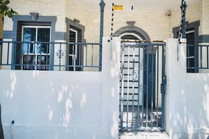 Exterior detail - Unit 10 on Victoria Road (Cape Town)