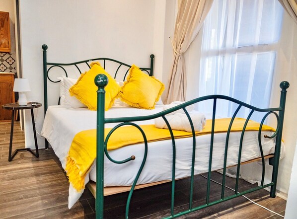 1 bedroom, WiFi, bed sheets - Unit 10 on Victoria Road (Cape Town)