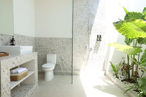 Shower, hair dryer, towels, soap - Bali Retreat at Casa Costa (Bali)