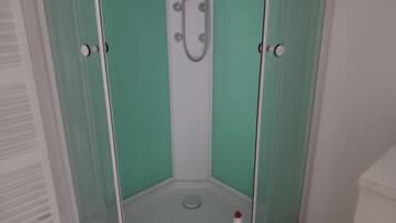 Sèche-cheveux, papier toilette