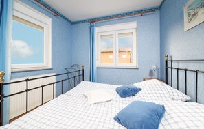 1 bedroom, travel cot, free WiFi, bed sheets