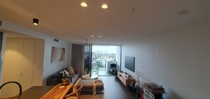 Smart TV, music library, stereo - New apartment, spectacular views day and night. Close to everything!! (Surfers Paradise)