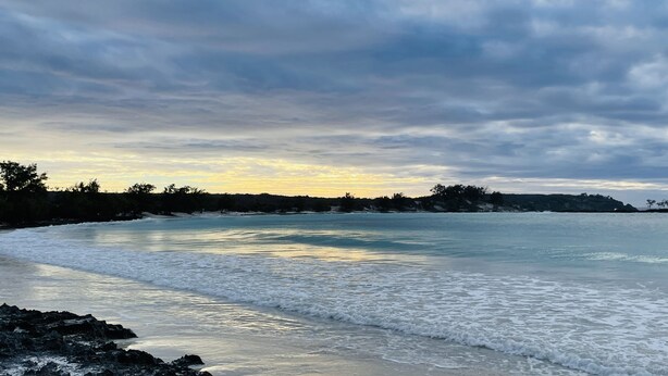 A beach with waves, a rocky shoreline, and a cloudy sky. - Régina Lodge (Antsiranana)