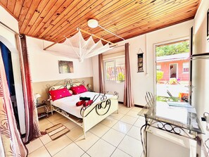 Quarto casal conforto, para não fumantes, vista para a piscina | Cofres nos quartos, individualmente mobiliados, quartos à prova de som