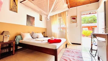 Habitación doble Confort, para no fumadores, vista a la alberca | 1 habitación, caja de seguridad en la habitación y muebles diferentes