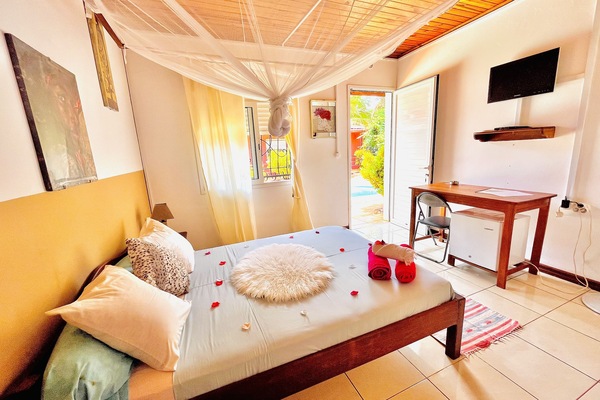Kamar Double Comfort, Bebas Asap Rokok, pemandangan kolam renang | Brankas, dilengkapi dengan perabotan berbeda-beda, dan kedap suara