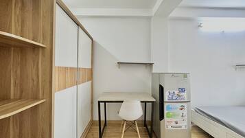 Panoramic Studio, 1 Queen Bed, Smoking, City View | Desk, free WiFi