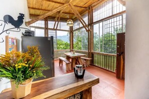 Dining - Luxurious Villa in the countryside with pool and 15 minutes to the town centre (Calarcá)