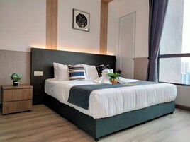 高档床上用品、Select Comfort 床、客房内保险箱、笔记本电脑工作区