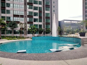 Kolam renang outdoor, dengan kursi berjemur