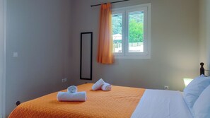 2 chambres, coffres-forts dans les chambres, fer et planche à repasser