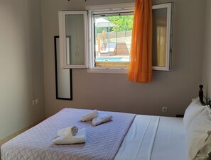 2 chambres, coffres-forts dans les chambres, fer et planche à repasser