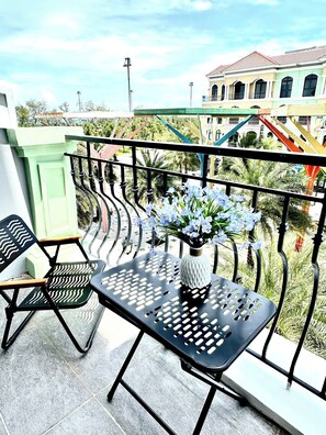Luxe vierpersoonskamer, balkon, uitzicht op strand | Balkon