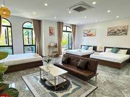 行政客房, 多张床, 阳台, 海滩景观 | 迷你吧、办公桌、隔音、免费 WiFi