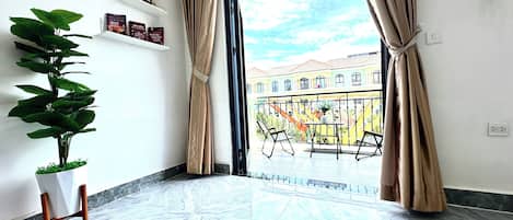 Kamar Quadruple Mewah, balkon, pemandangan pantai | Minibar, meja kerja, kedap suara, dan Wi-Fi gratis