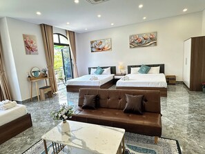 Executive kamer, meerdere bedden, balkon, uitzicht op strand | Een minibar, een bureau, geluiddichte muren, gratis wifi