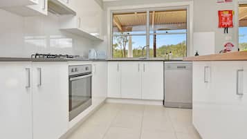 Frigorífico, microondas, horno y placa de cocina