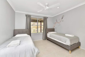 3 bedrooms, desk, iron/ironing board, free WiFi