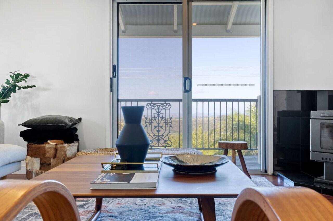 Téléviseur connecté, foyer, livres, chaîne audio