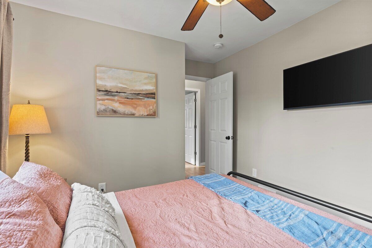 3 bedrooms, desk, iron/ironing board, WiFi (free)